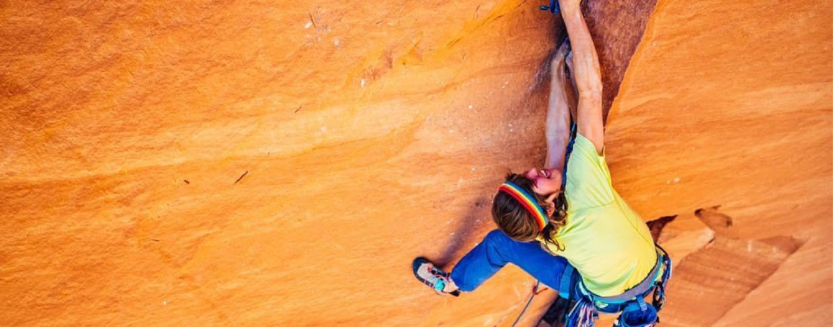 Lor Sabourin finger jamming on a crack climb